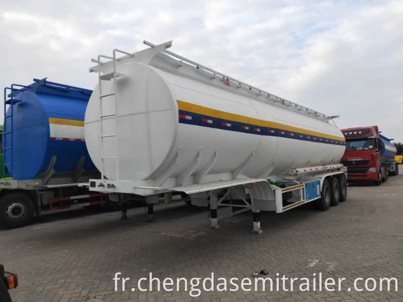 Fuel tanker trailer